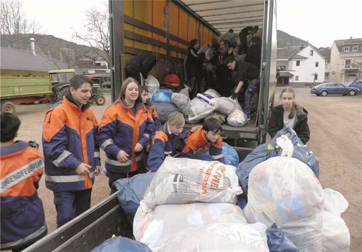 Die Jugendfeuerwehr aus Moselkern vor dem LKW sowie Firmlinge und die KaJuRu aus Treis.privat
