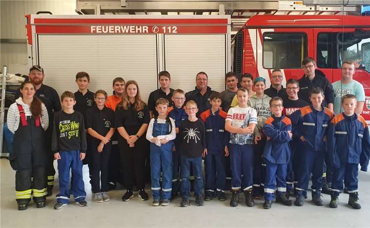 Die Jugendfeuerwehr aus Nachtsheim und Kürrenberg mit ihren Betreuern. Fotos: privat