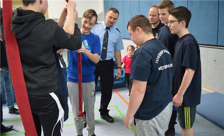 Die Jugendfeuerwehr aus Nentershausen bewies den nötigen Teamgeist: Beim Tunnelball musste ein Tennisball durch einen Feuerwehrschlauch. Das funktionierte nur, wenn sich alle gemeinsam engagierten.