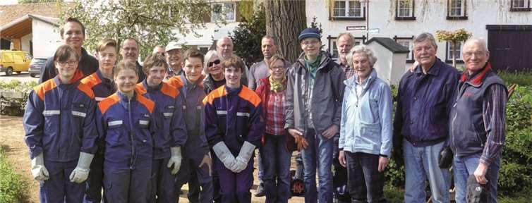 Die Jugendfeuerwehr bei der Burgweiher-Reinigung. Privat