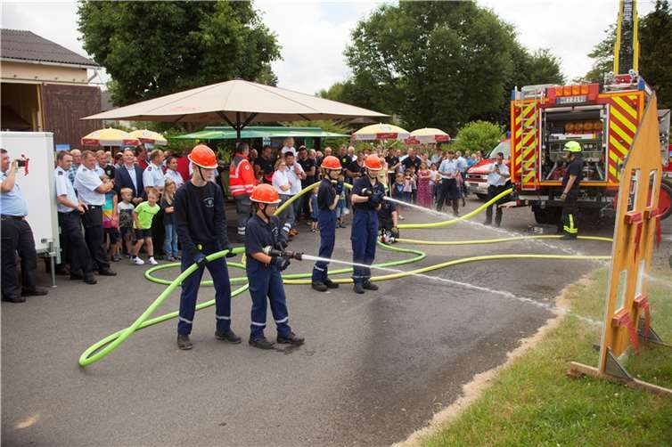 Die Jugendfeuerwehr bei der Übung.