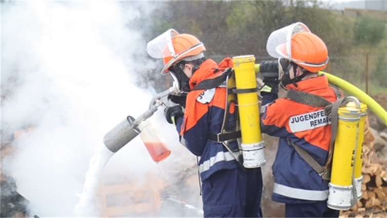 Die Jugendfeuerwehr bei einer praxisnahen Übung.Foto: Nils Piel