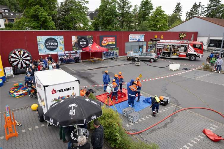 Die Jugendfeuerwehr bei ihrer Übung.