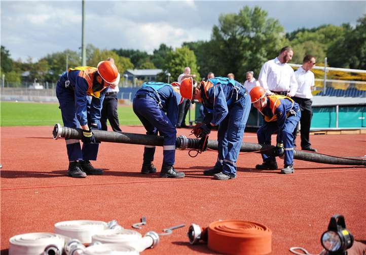 Die Jugendfeuerwehr beim Aufbau der Saugschläuche zur Wasserentnahme aus offenem Gewässer. Daniel Meier