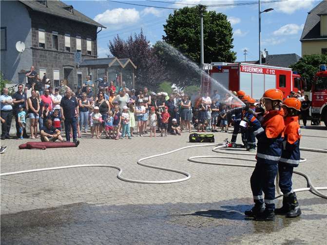Die Jugendfeuerwehr beim Löscheinsatz auf dem Dorfplatz. Fotos: KR
