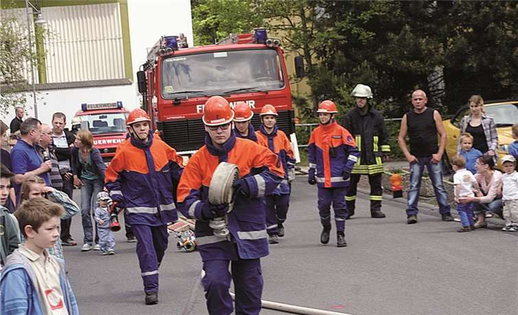 Die Jugendfeuerwehr demonstrierte eindrucksvoll ihre Fertigkeiten. RÜ