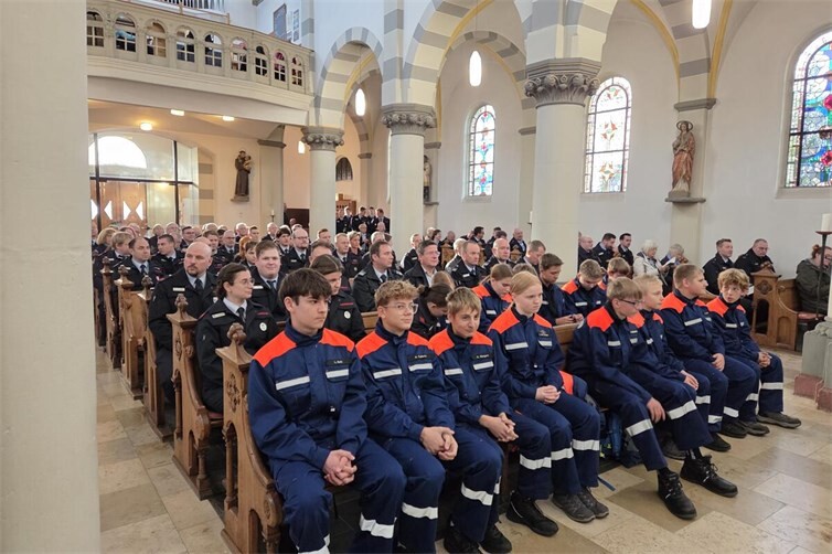 Die Jugendfeuerwehr der VG Linz am Rhein saß in der Messe in der ersten Reihe
