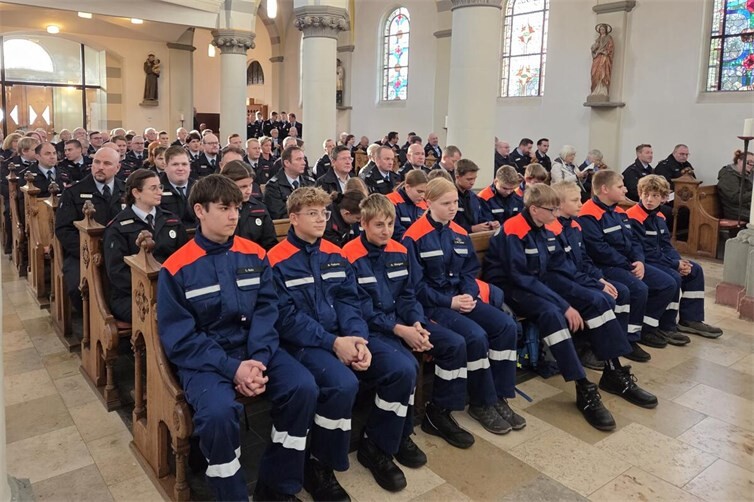 Die Jugendfeuerwehr der VG Linz am Rhein saß in der Messe in der ersten Reihe