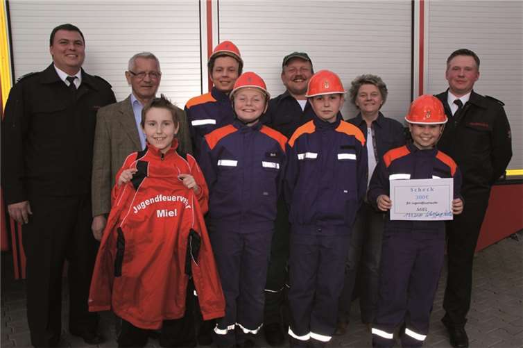 Die Jugendfeuerwehr freut sich über neue Trainingsanzüge und eine Spende über 300 Euro. privat