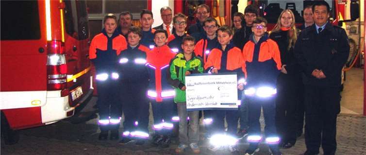 Raiffeisenbank Mittelrhein eG unterstützt die Jugend Die Jugendfeuerwehr freute sich über die großzügige Spende.privat