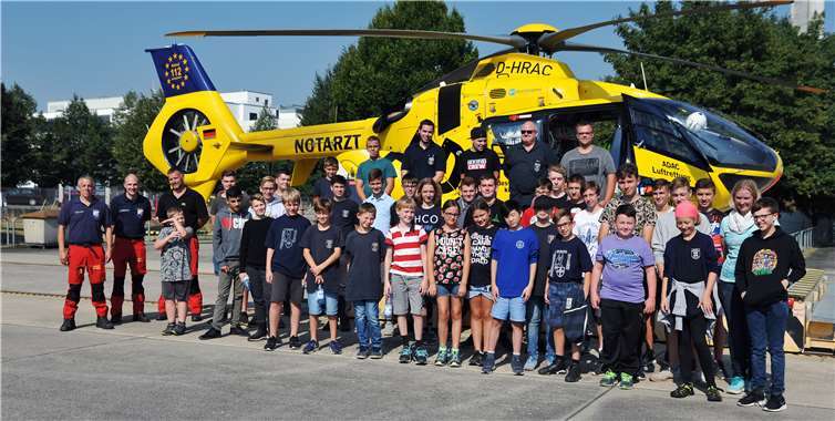 Die Jugendfeuerwehr konnte den Rettungshubschrauber aus nächster Nähe besichtigen. Daniel Meier