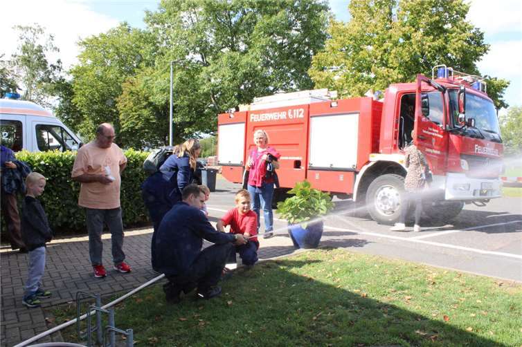 Die Jugendfeuerwehr mit Kai Orth ermöglichten den Kinder das Spritzen mit einem echten Feuerwehrschlauch.Fotos: Natascha Klescher