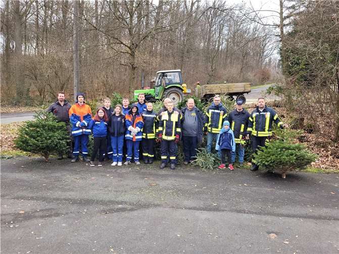 Die Jugendfeuerwehr mit den gesammelten Weihnachtsbäumen. Quelle: Ortsgemeinde Quirnbach
