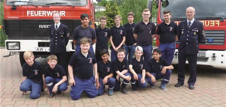 Die Jugendfeuerwehr mit ihrem Leiter Martin Schankin (r.) und dessen Stellvertreter Christian Schwank (l.).