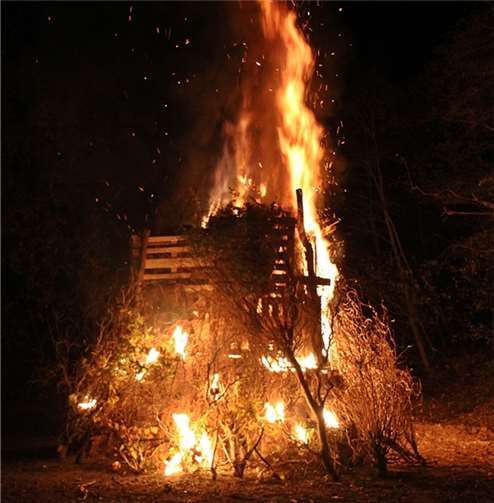 Die Jugendfeuerwehr sorgte für ein imposantes Martinsfeuer. Willi Willig