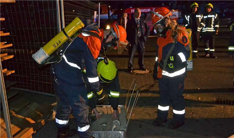 Die Jugendfeuerwehr übte auch einen Einsatz mit Atemschutzmasken.