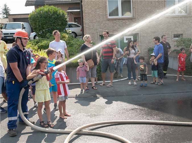 Die Jugendfeuerwehr unterhielt das Publikum beim „Tag der offenen Tür“ der Löschgruppe Niederbachem mit einer Übung auf der Bergstraße.Fotos: JOST
