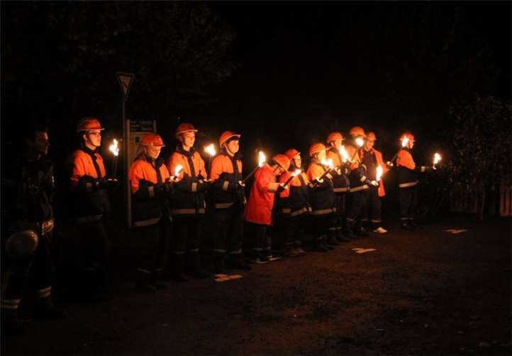 Die Jugendfeuerwehr war angetreten, um das Martinsfeuer zu entfachen.