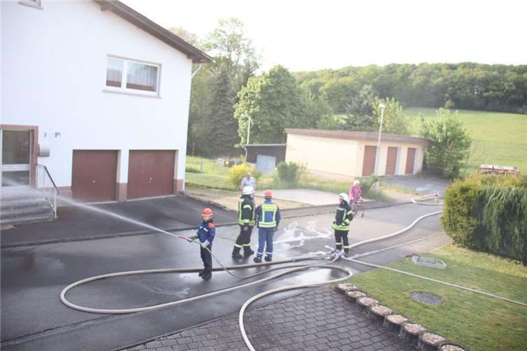 Die Jugendfeuerwehr zeigt Einsatz bei der Übung in Nordhofen. Foto: Feuerwehr Nordhofen