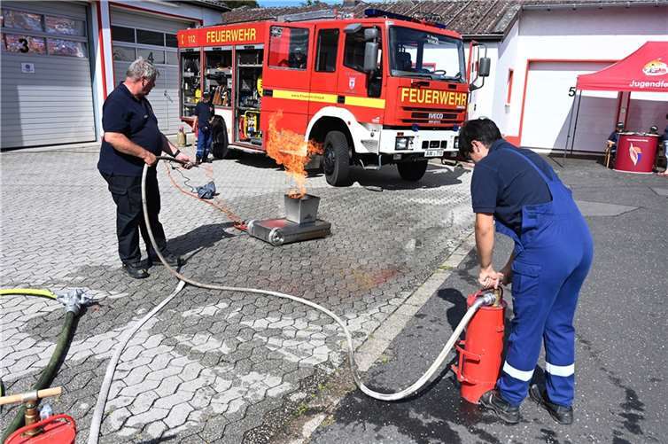 Die Jugendfeuerwehr zeigte ein paar Löschdemonstrationen.
