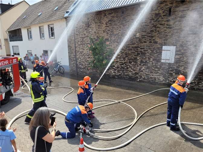 Die Jugendfeuerwehr zeigte eindrucksvoll ihr Können in einer Schauübung, welche bei den Zuschauern für ein wenig Abkühlung sorgte.