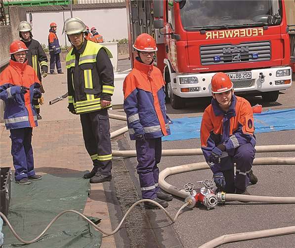 35 Jahre Jugendfeuerwehr  Die Jugendfeuerwehr zeigte eine beeindruckende Übung.