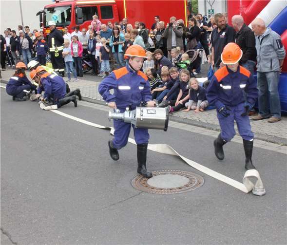 Die Jugendfeuerwehr zeigte einen Löschangriff mit Schaum.
