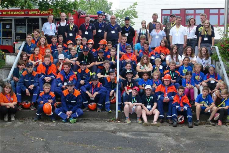 Die Jugendfeuerwehren Oberes Brohltal, Niederzissen und Burgbrohl sowie die Jugendgruppe des DRK aus Wehr, Niederzissen und Bad Breisig hatten sich zu einer gemeinsamen Übung getroffen.Foto: brohltal-info24.de - Thola Media
