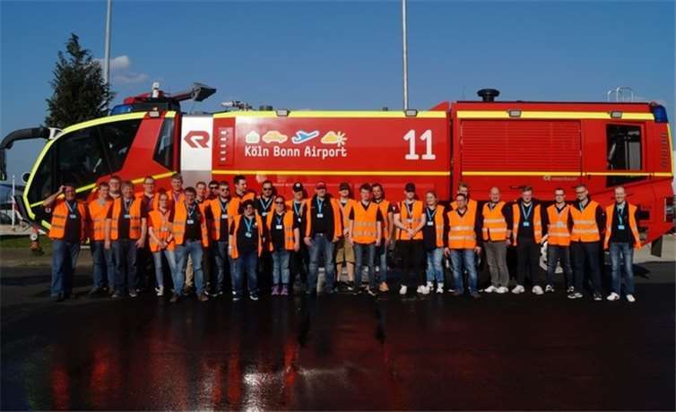 Die Jugendfeuerwehrwarte und Betreuer der Jugendfeuerwehren des Landkreises Ahrweiler besuchten die Flughafenfeuerwehr. Foto: privat