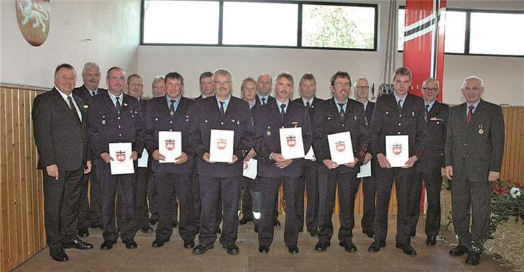 Die Jugendfeuerwehrwarte wurden mit der Wappennadel der Verbandsgemeinde ausgezeichnet.