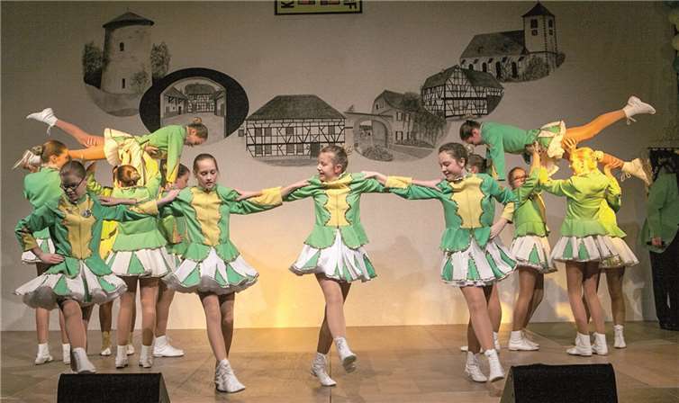 Die Jugendgarde der KG Fritzdorf glänzte bei ihrem Auftritt mit Harmonie und akrobatischen Einlagen.