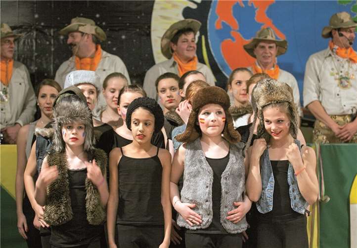 Die Jugendgarde der Karnevalsgesellschaft Grün-Gold Gimmersdorf begeisterte bei ihrem Auftritt als Bewohner der fünf Erdteile.