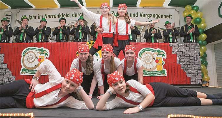 Die Jugendgarde der Karnevalsgesellschaft Grün-Gold Gimmersdorf zeigte einen akrobatisch herausfordernden Tanz bei der Prunksitzung im Dorfsaal.