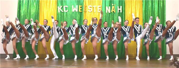 Die Jugendgarde des Karnevalsclubs trug neue Kostümebei ihrem Auftritt, für den auch das verletzte Solomariechen zuständig war.