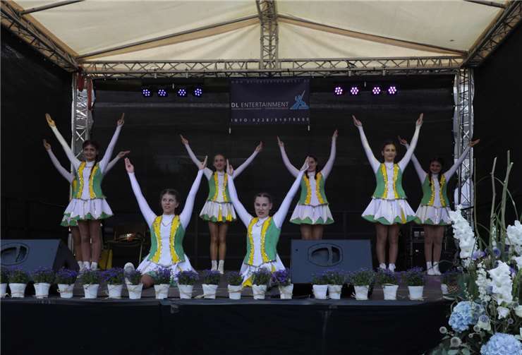 Die Jugendgarde von Grün-Gelb-Gimmersdorf tanzte zum Auftakt des Bürgerfestes.