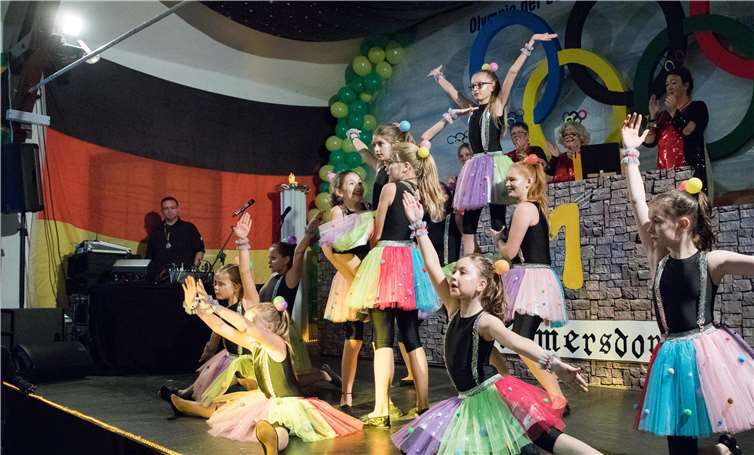 Die Jugendgarde zeigte auch in diesem Jahr Tänze und Figuren,die den Tanzgarden mancher großer Stadt problemlos den Rang ablaufen. Fotos: CEW