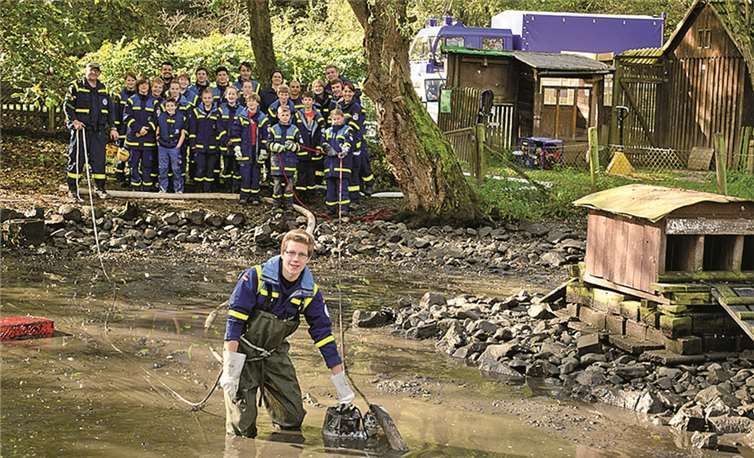 Die Jugendgruppe mit den Erwachsenen THWlern gingen am Schwanenteich den Ehrenamtlern zur Hand. THW Sinzig, Hagen Hoppe