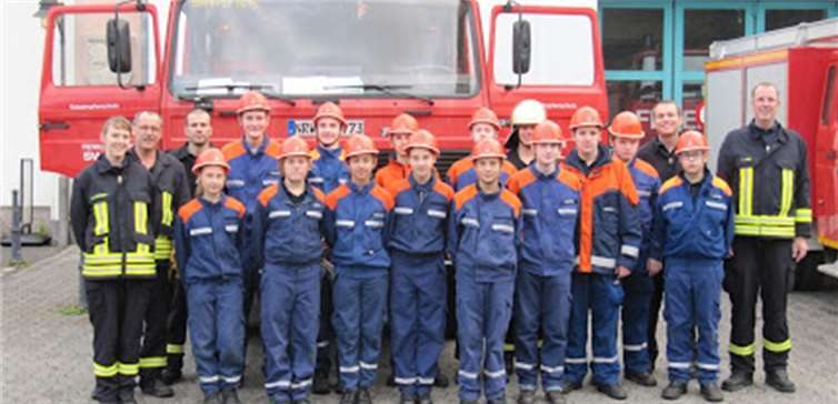 Die Jugendgruppen Buschhoven und Morenhoven der Jugendfeuerwehr Swisttal am Berufsfeuerwehrtag vor einem Einsatzfahrzeug. privat