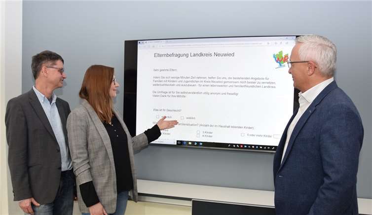 Die Jugendhilfeplanerin Stefanie Bressler (Mitte) stellt den Elternfragebogen, dessen Auswertung mögliche Lücken in der ortsnahen Infrastruktur für Familien und Kinder erkennen lassen soll, Landrat Achim Hallerbach (rechts) und Jugendamtsleiter Jürgen Ulrich vor.
