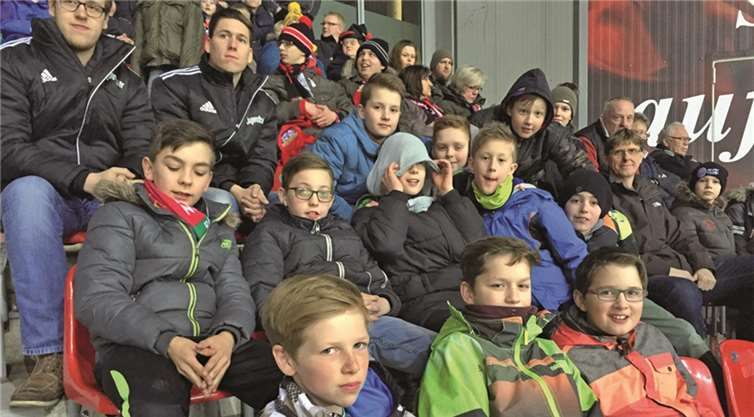 Die Jugendkicker der D2 der JSG Zissen verfolgen aufmerksam das Bundesligaspiel zwischen Bayer Leverkusen und dem VfB Stuttgart. SC Niederzissen