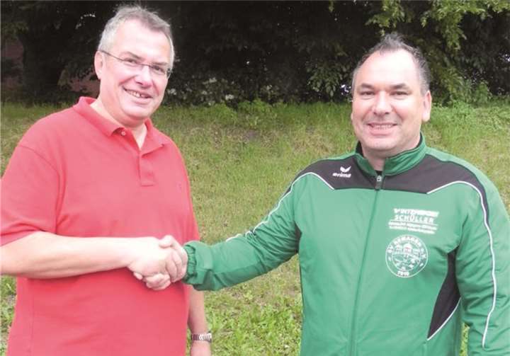 Die Jugendleiter beider Vereine, Hans-Werner Büch und Michael Kehl, vereinbarten die JSG mit einem Handschlag. privat