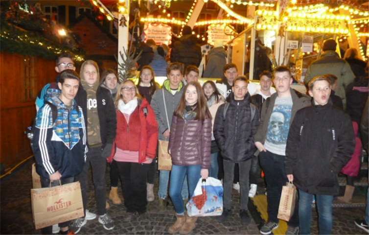 Die Jugendlichen auf dem Bonner Weihnachtsmarkt. privat