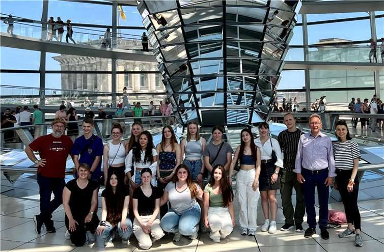 Die Jugendlichen aus den Landkreisen Altenkirchen und Neuwied nutzten den Aufenthalt in Berlin im Rahmen der JuLeiCa-Ehrenamtsschulung für ein Treffen mit dem Parlamentarier Erwin Rüddel.  Foto: Büro Rüddel