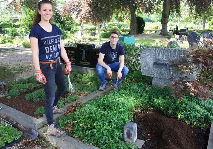 Die Jugendlichen bei der Arbeit auf dem Friedhof.