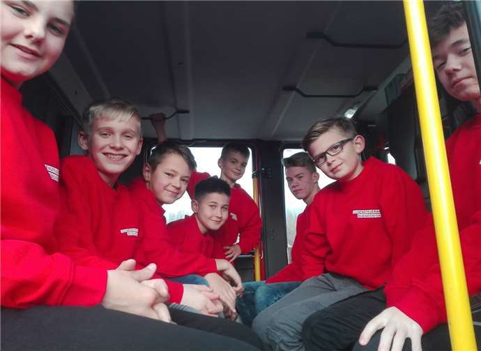 Die Jugendlichen bei der Sitzprobe im Löschgruppenfahrzeug.