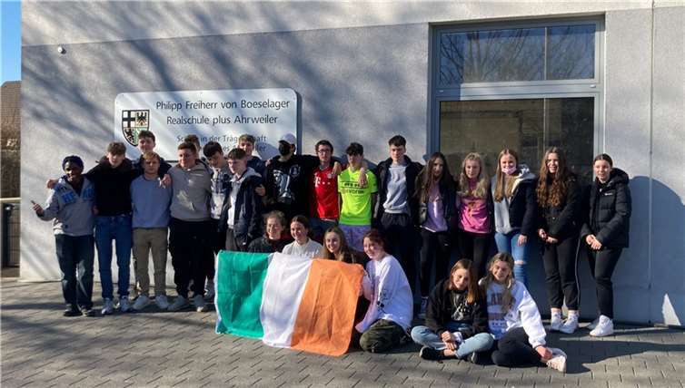 Die Jugendlichen beider Länder – hier vor der Boeselager-Realschule Ahrweiler - freuen sich schon jetzt auf den Gegenbesuch Ende April. Quelle: Philipp Freiherr von Boeselager Realschule plus Ahrweiler