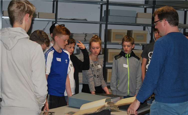 Die Jugendlichen beim Besuch des Kreisarchivs.
