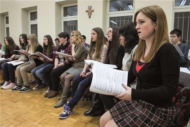 Die Jugendlichen bereiten sich auf ihren Chorauftritt akribisch vor.privat