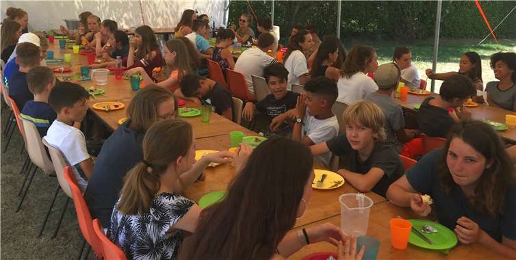 Die Jugendlichen brachten den Campteilnehmern ihre Landesküche näher.