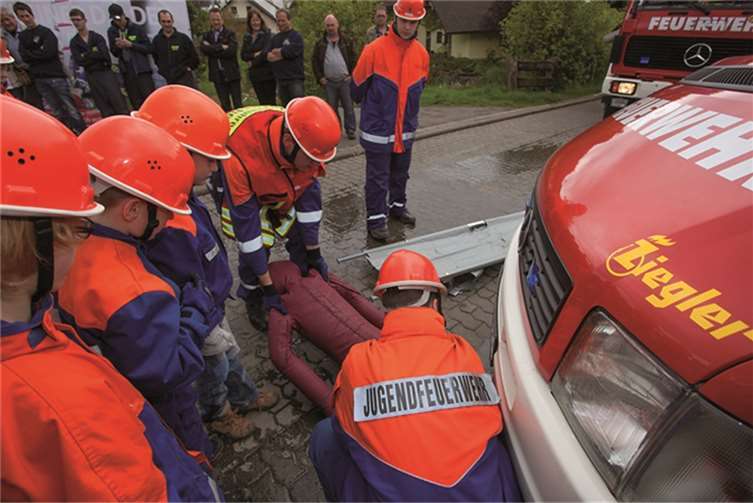 Die Jugendlichen demonstrieren, wie im Ernstfall die Rettung einer eingeklemmten Person vonstatten geht.